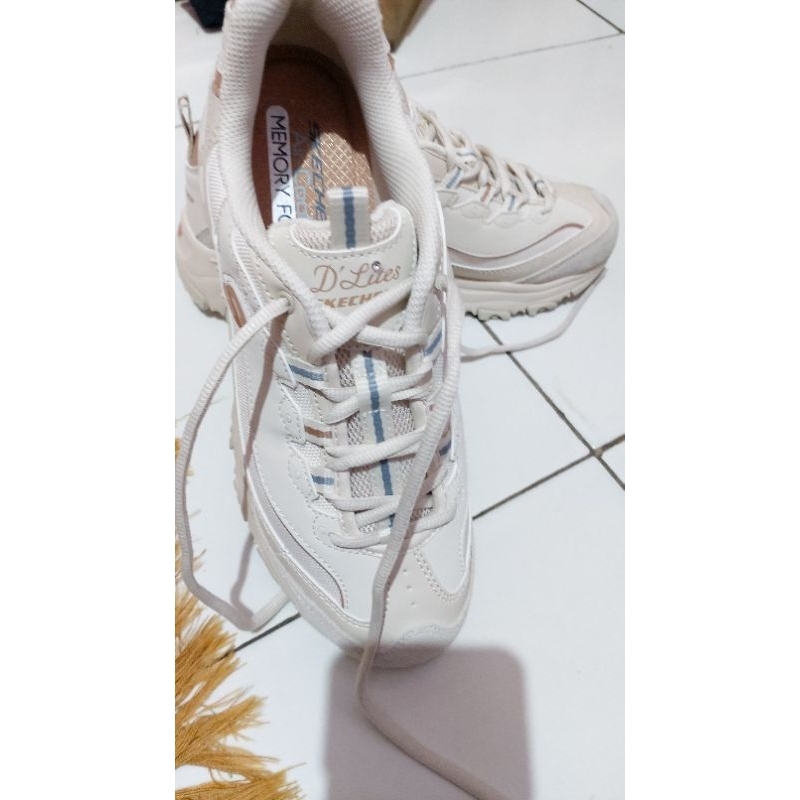 Sepatu Skechers D'Lite Natural