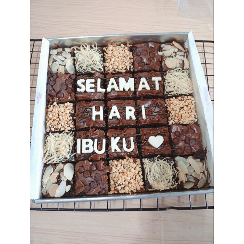 

Fudgy Brownies Custom Tulisan (25 bites)