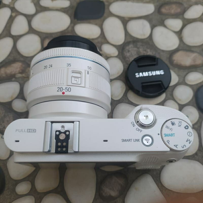 kamera Mirrorless Samsung NX1000 wifi plus lensa fix 20-50mm