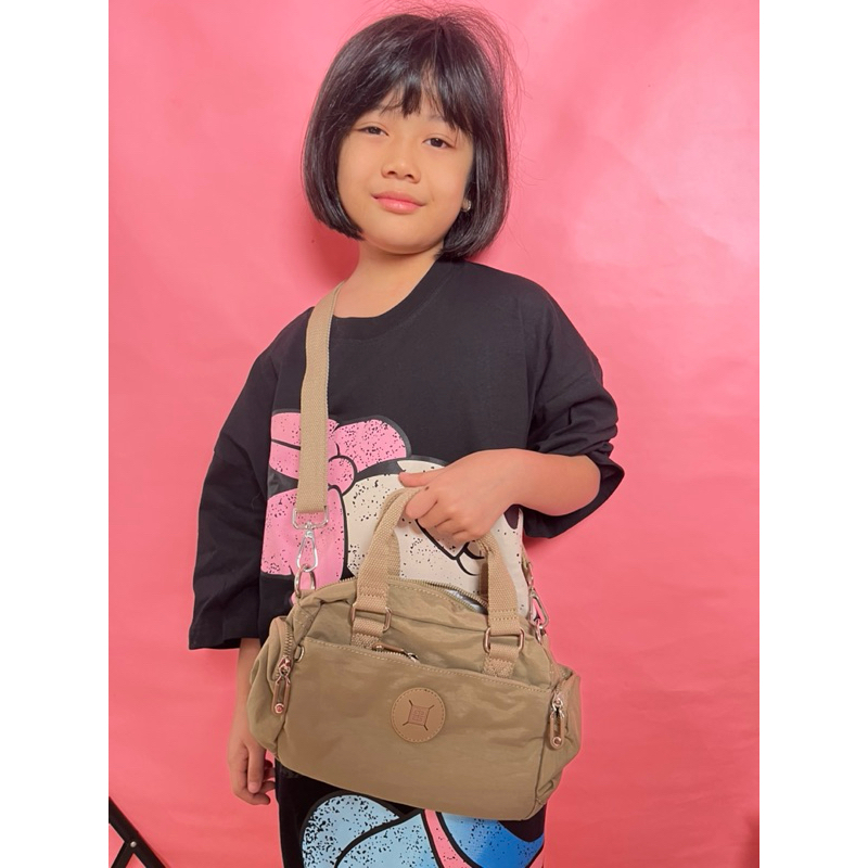 Tas Tangan Selempang Wanita Kantong Banyak
