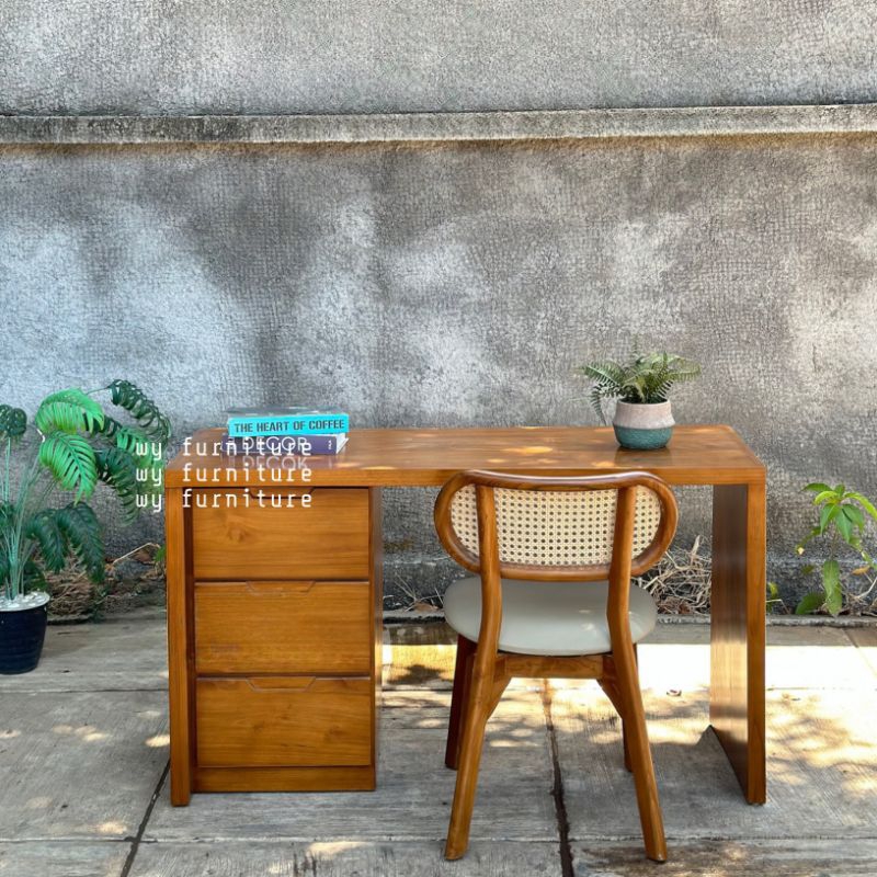 Meja kerja minimalis kayu jati, meja kerja kayu jati 1 kursi rotan kombinasi bantalan