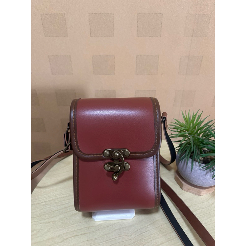 Tas Selempang Kulit Merah