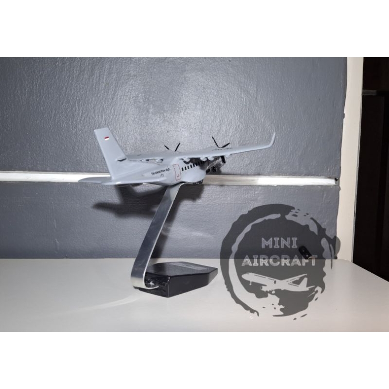 miniatur pesawat TNI AL cn 235