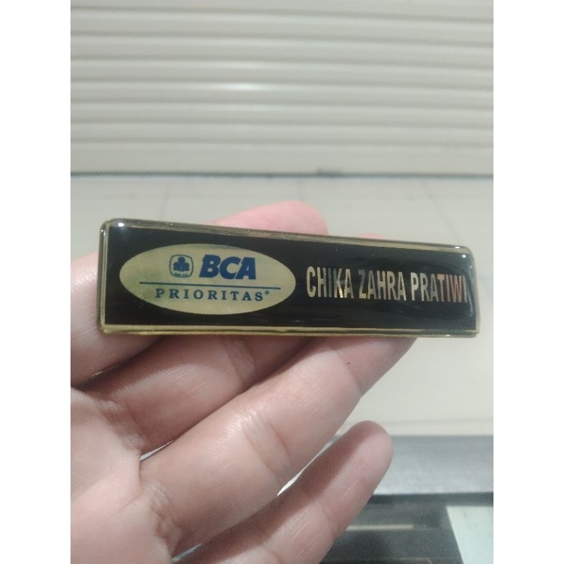 

nametag/BCA/bank BCA/bahan kuningan