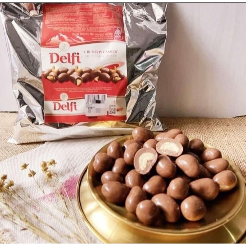 

Cokelat Delfi isi kacang mete 1 kg cemilan manis chocolate cashew