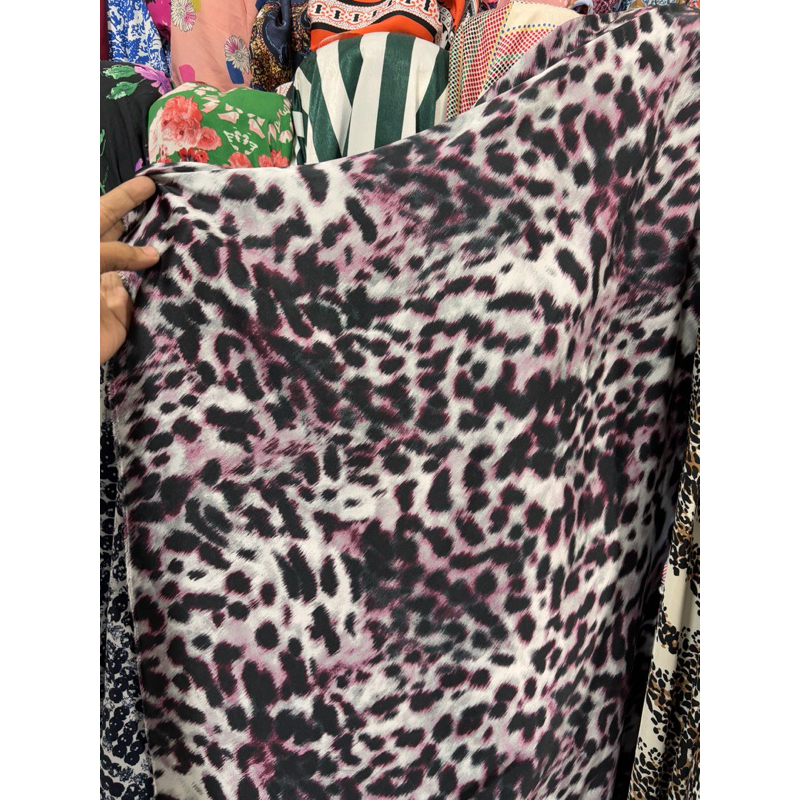 kain saten motif macan - kain satin motif - kain macan motif - kain silk premium - kain meteran - ka