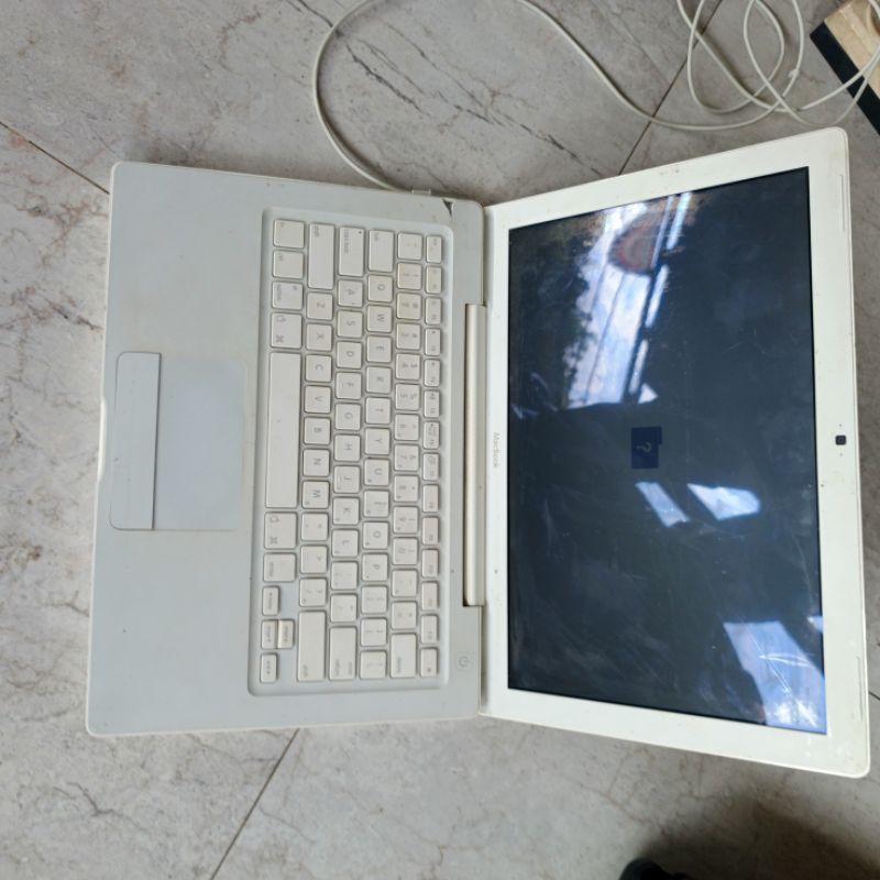 MacBook White kondisi hidup  barang sesuai foto tidak ada os