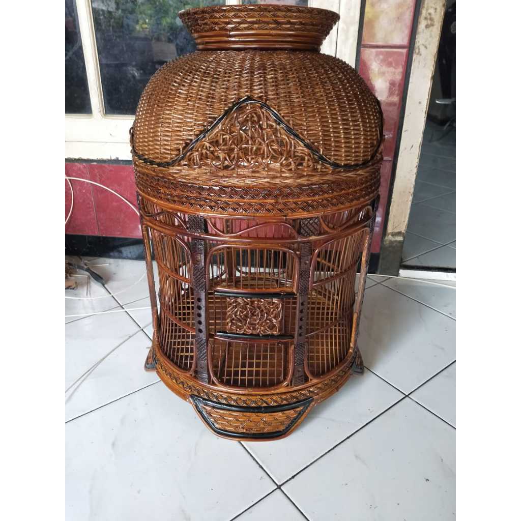 SANGKAR PERKUTUT MATARAM DI PADU DENGAN ANYAMAN ROTAN MOTIF ANYAMAN KRUWEL FULL FINISHING