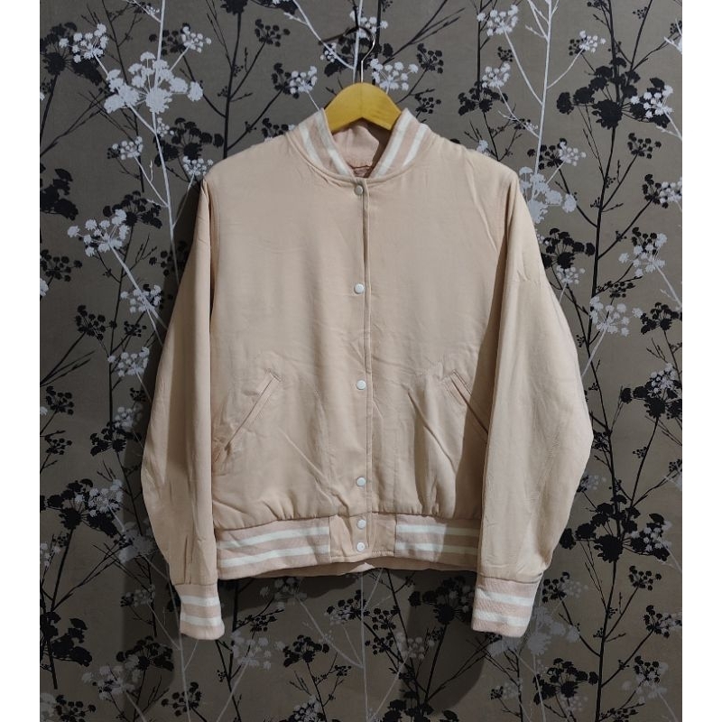 JAKET VARSITY GU GLOBAL UNIQLO