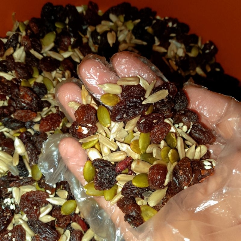 

Mix Trail 500gram Kismis Cranberry Pumpkin Seeds Kuaci Wijen