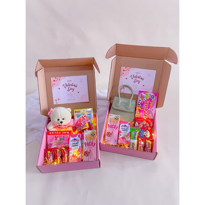 

Gift box/ box isi cokelat/ hadiah ulang tahun /hadiah wisuda/ valentines day/ surprise gift/ hampers snack