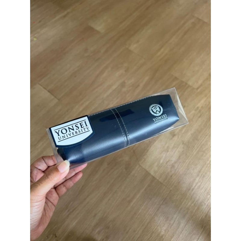 

Tempat pensil / kotak pensil Merch Yonsei Univ official 100%