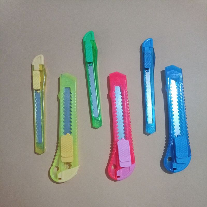 

Pisau Cutter Besar Kecil