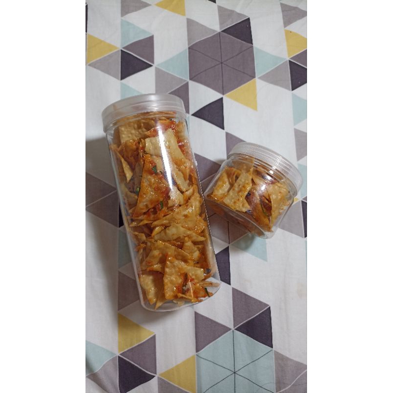 

Cemilan Keripik Pangsit Pedas Manis Daun Jeruk