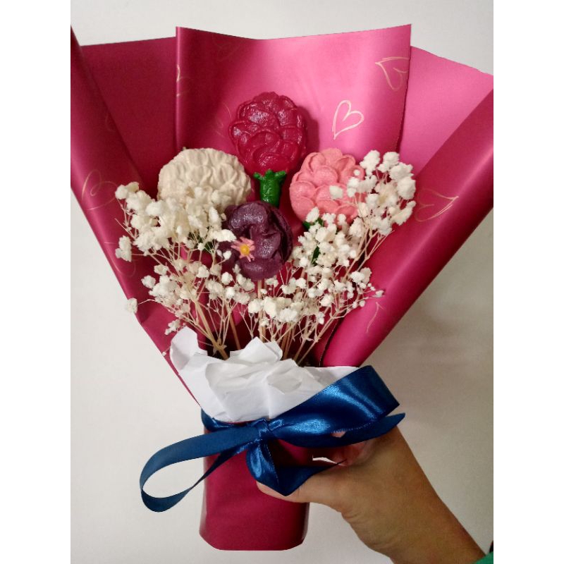 

Valentine flowers macarons bouquet