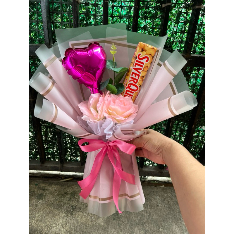 

Buket hadiah valentine bucket valentine buket coklat Silverqueen bulet balon buket bunga buket hari kasih sayang