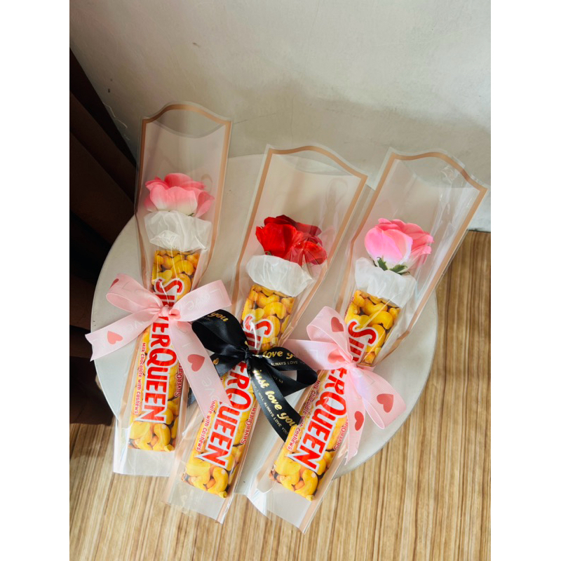 

bucket single rose with chocolate silverqueen simple bucket valentine kado valentine hadiah simple untuk valentine