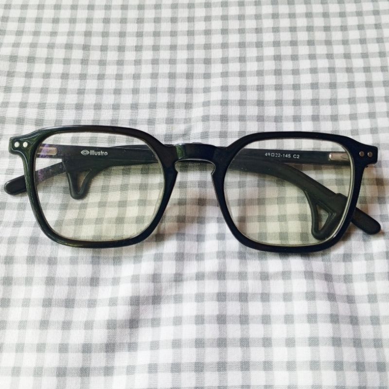 Frame kacamata optik merk illustro