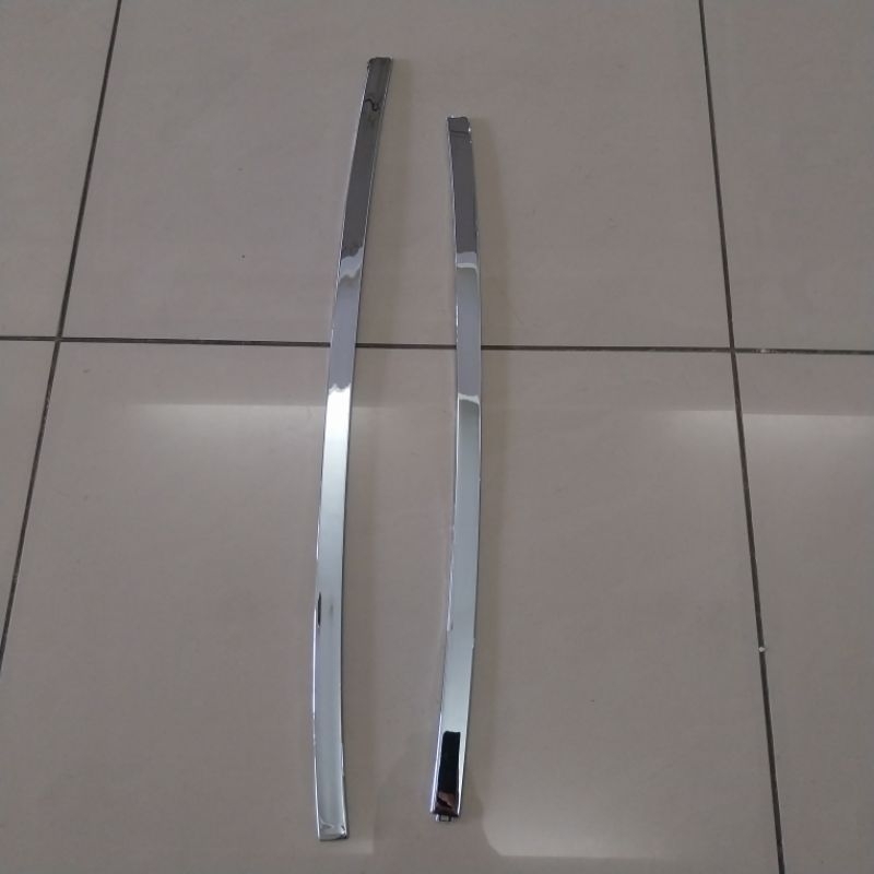 List Kaca Belakang Mobil Calya Sigra Chrome