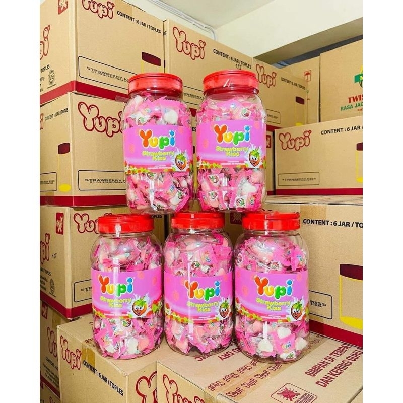 

( Dus / 6 Toples ) Permen Yupi Strawberry Kiss Jar 300gr 1 Dus isi 6 Toples