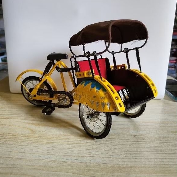 Hiasan dinding miniatur becak warna kuning