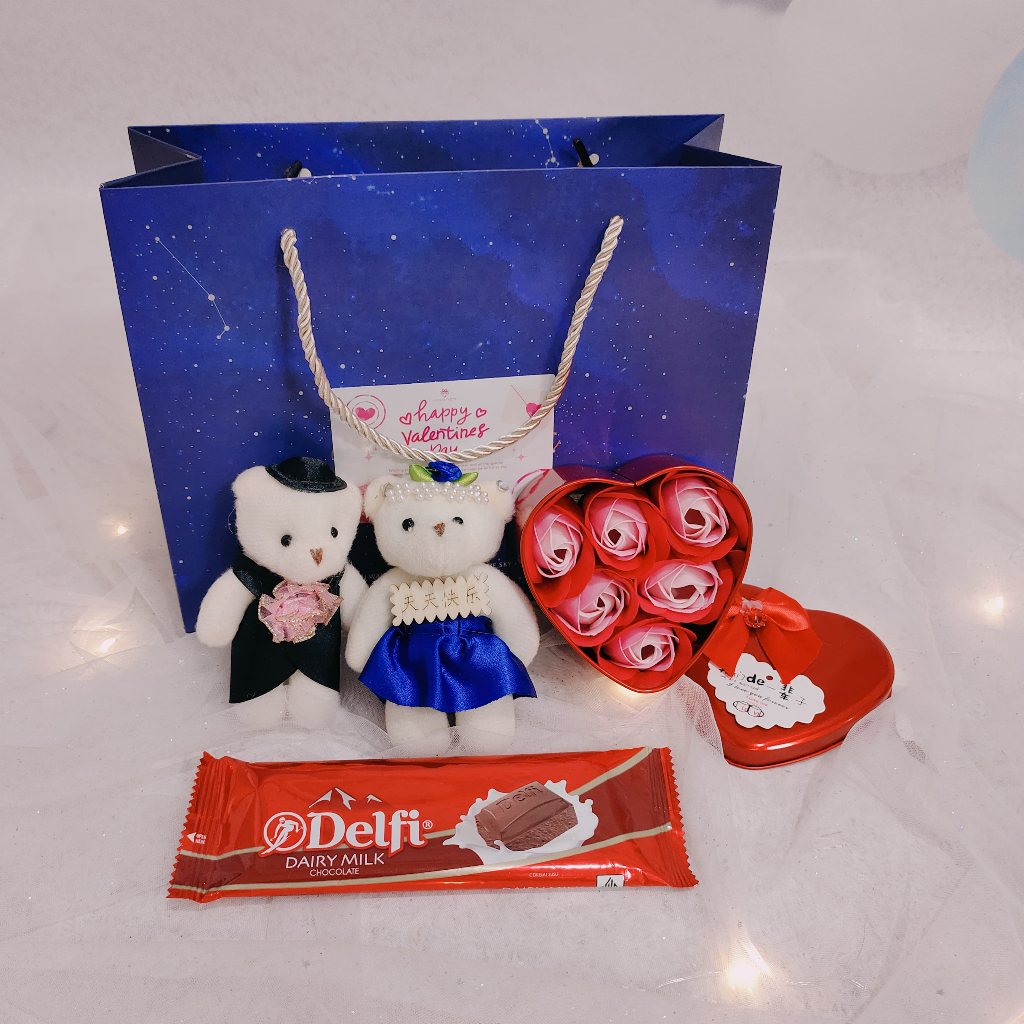 

COUPLE GIFT - Hampers Bunga Boneka Edisi Valentine's Coklat Hari Cinta