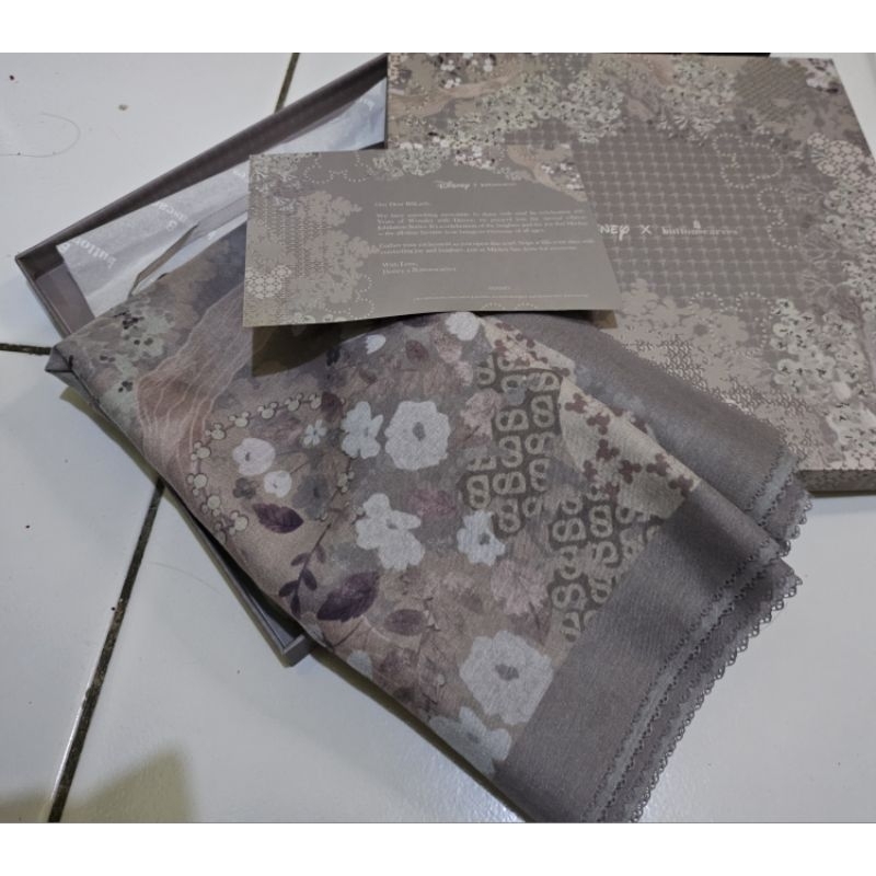 Buttonscarves Preloved Jubilation moon rock