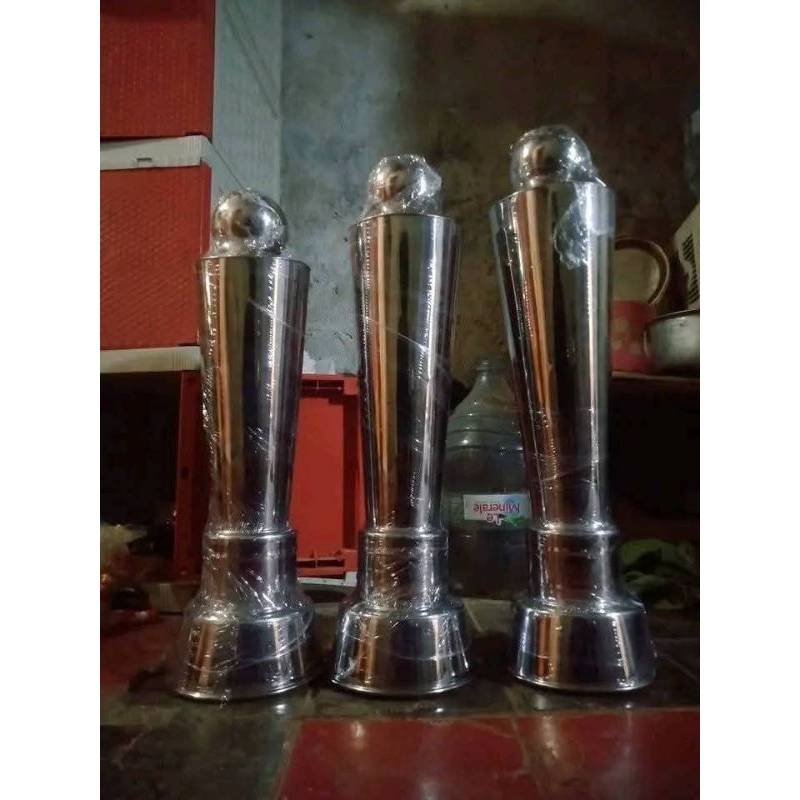 satu set piala teropi hadiyah sepak bola