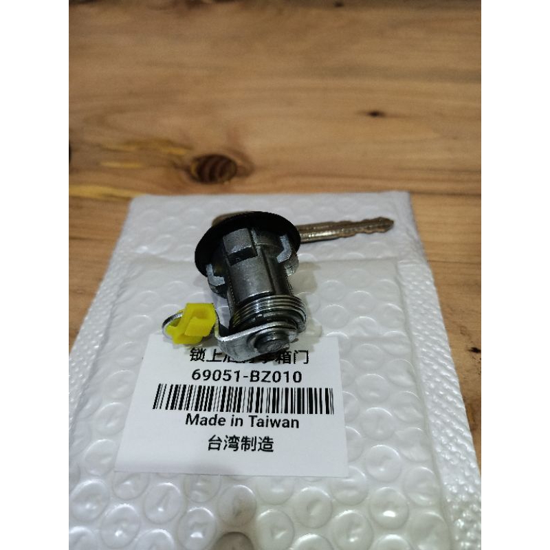 kunci pintu belakang daihatsu Rocky lama