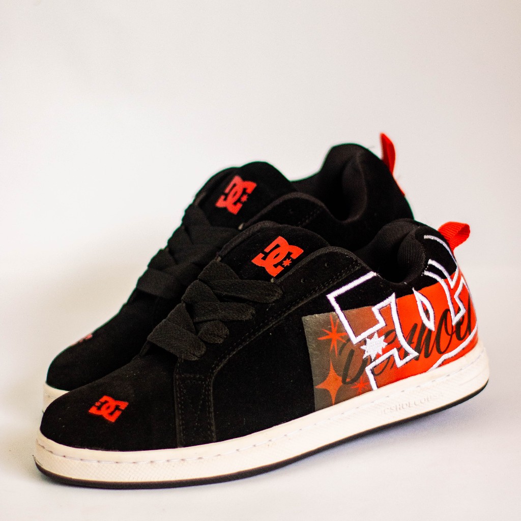 Sepatu DC Shoes Court Graffik Black White Sepatu Sneakers Pria Wanita Sepatu Gemuk Unisex Terbaru