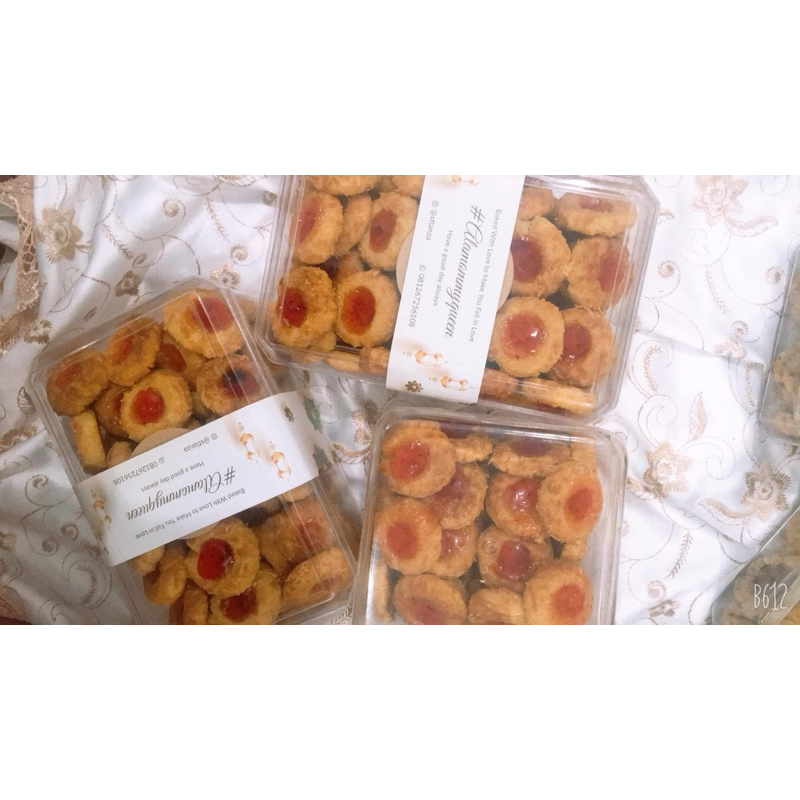 

stroberry thumb print kukis
