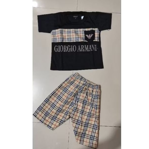 Giorgio Armani Kaos Polo Hitam dan Celana Kotak-Kotak Kuningan