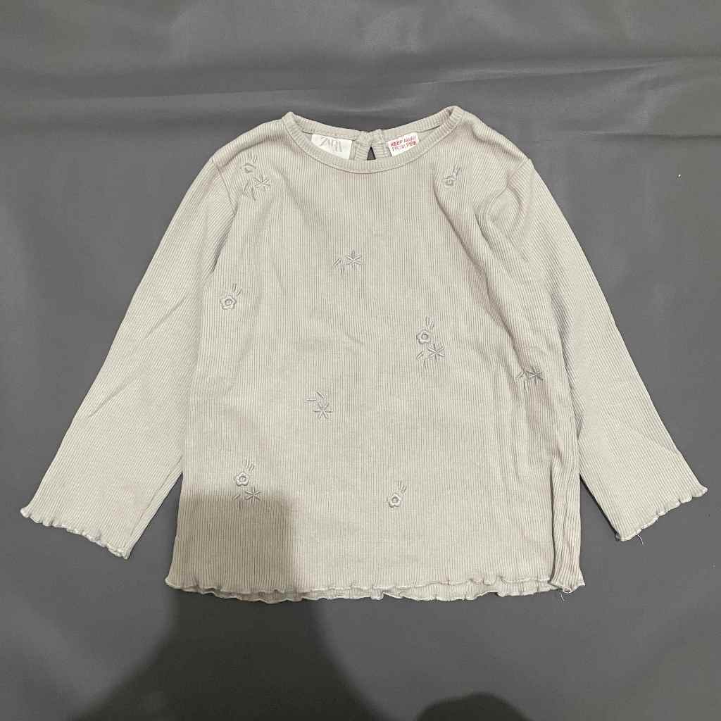 ANAK K245 (ZARA ORI, PRELOVED) Baju Atasan Kaos Rajut Knit O Neck Tangan Panjang Bordir Abu Kehijaua
