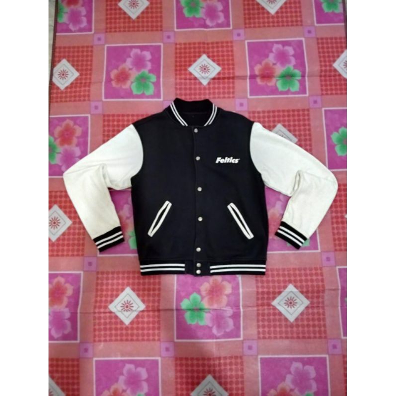 VARSITY FELTICS HITAM DAN PUTIH