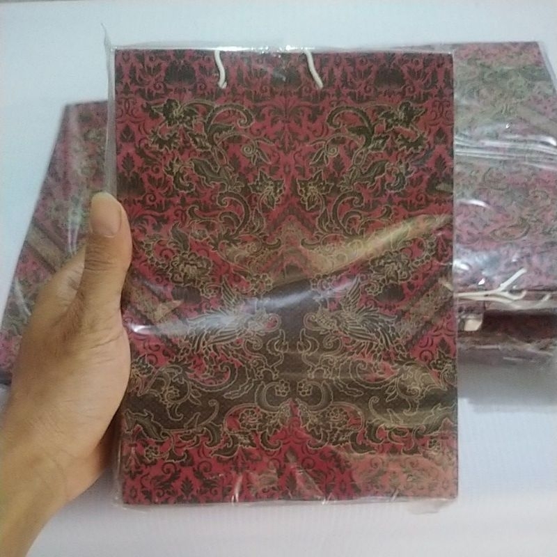 

Paperbag batik warna merah ukuran S 20x15x7