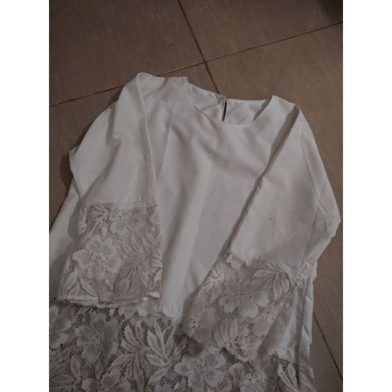 [PRELOVED] BLOUSE RENDA