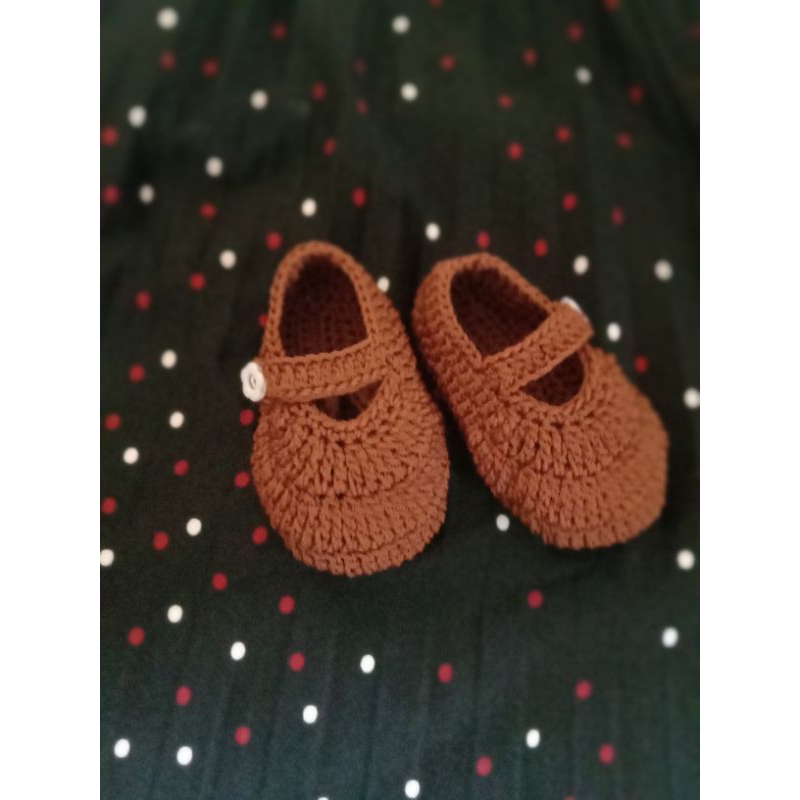 Sepatu bayi rajut perempuan