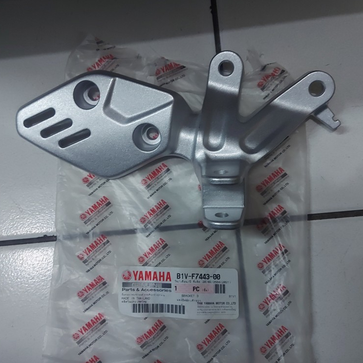Footrest Dudukan Bracket Footstep Depan Kanan Yamaha XSR 155 B1V-F7443-00
