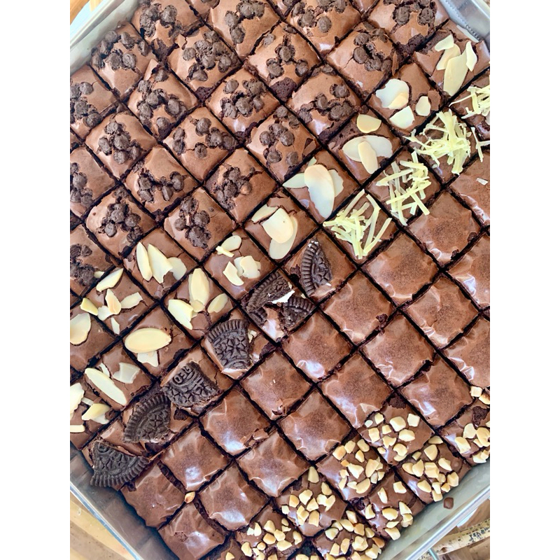 

Brownies Bites dengan berbagai macam varian toping kemasan cup 12oz isi 12 cubes percup dengan berbagai varian toping