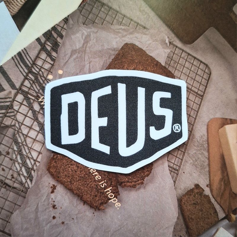 

Stiker DEUS Waterproof Logo Brand Sticker Tumbler HP Laptop Helm Motor