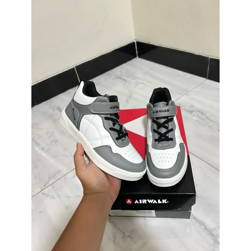 Sepatu Airwalk sneakers kids sale 70% ukuran 31 putih - abu2 hitam (BORA)