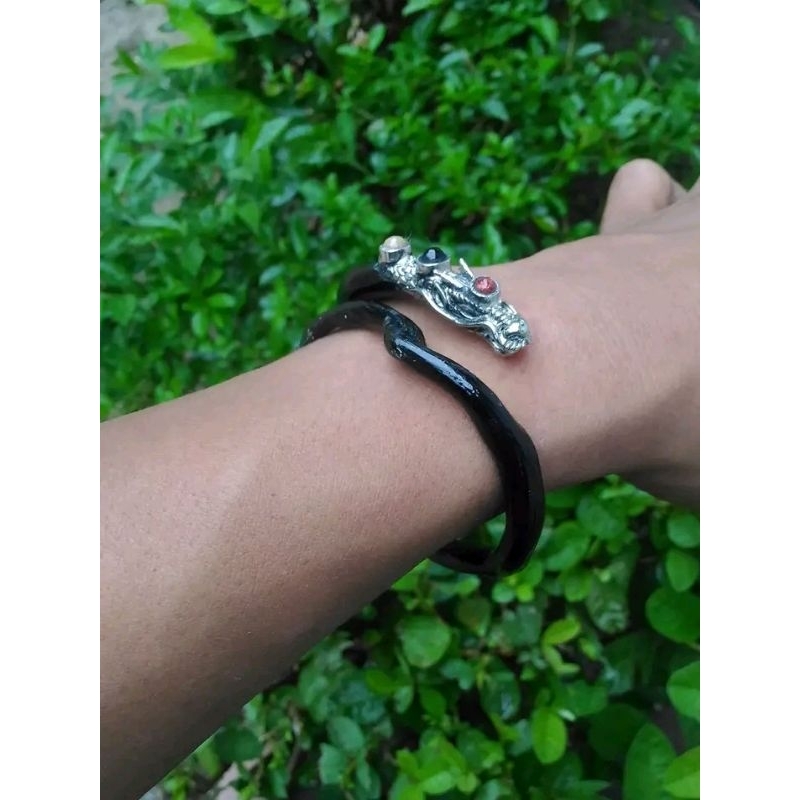 Akar Bahar Hitam Lentur Desain Logam Mata Tiga