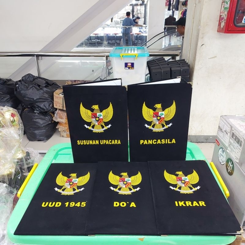 

map bludru upacara map kantor map sekolah ( 1set isi 5 ) ukuran f4 warna hitam