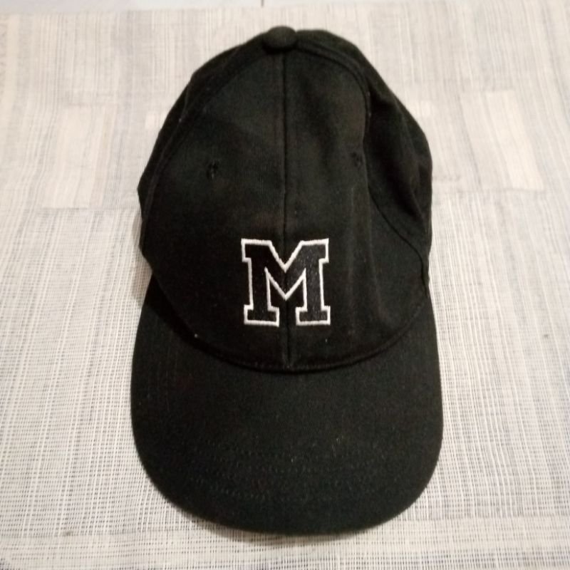 topi hitam pekat logo M miniso