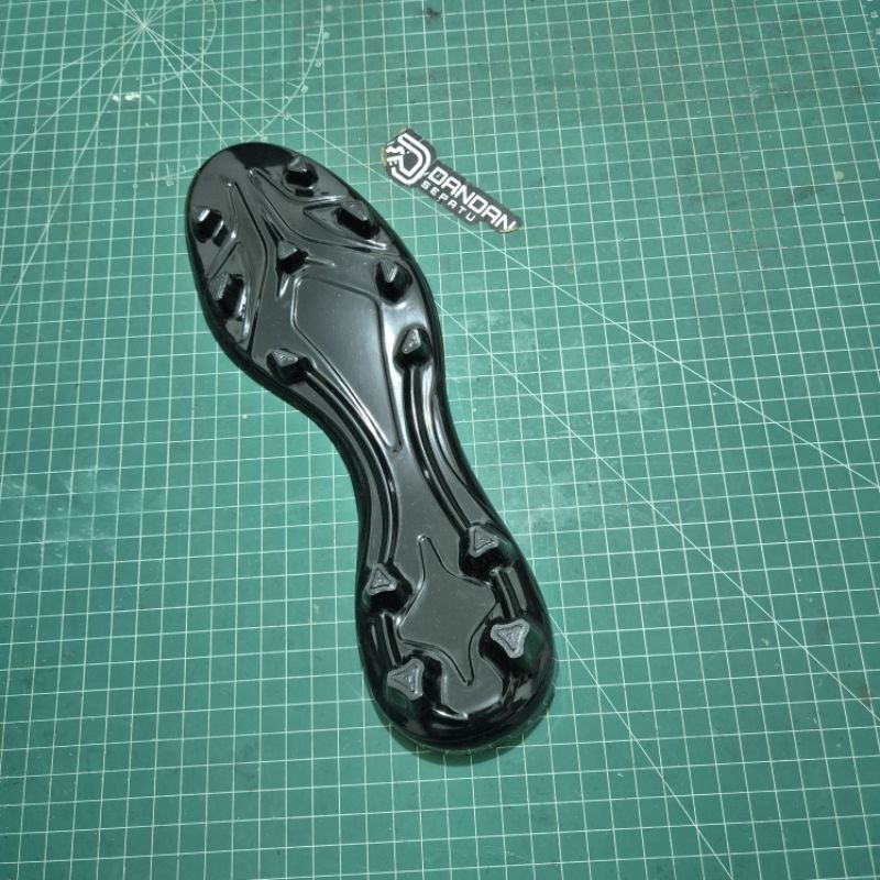 Outsole Sepatu Bola Hitam Model Stud Segitiga