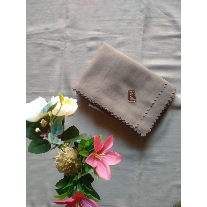 hijab voal premium logo B button scrave