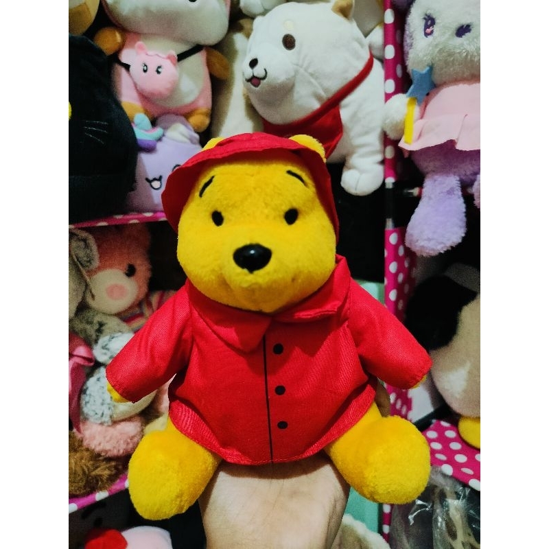 Boneka Pooh kostum merah