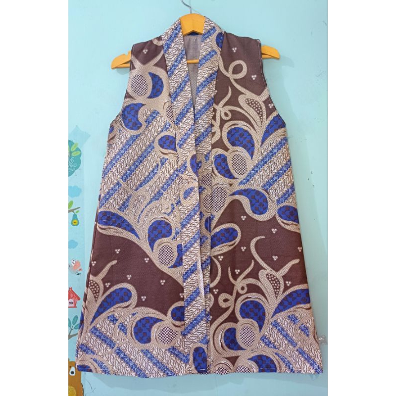 outer abg tanpa lengan batik