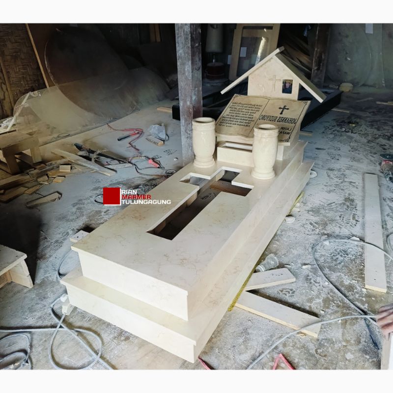 Kijing Makam Kristen Nisan model Rumahan bahan batu marmer putih kilap Finishing Glossy