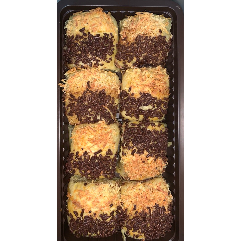 

Bolen Pisang Coklat Lumer Ready Batam / Bolen Pisang Coklat Vancy Cakes / Kue Bolen Pisang HomeMade / Kue Bolen Pisang Murah Jajanan Pasar Oleh-Oleh